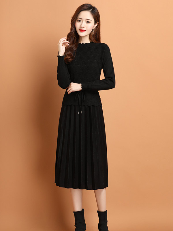 Black Knit Pleated Dress with Floal Hem