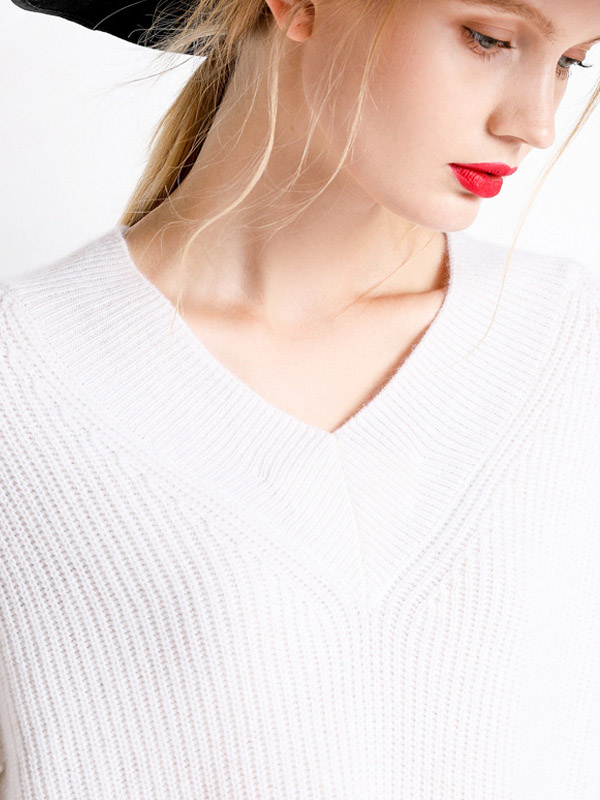 White V-neck Slim Fine Knitted Sweaters