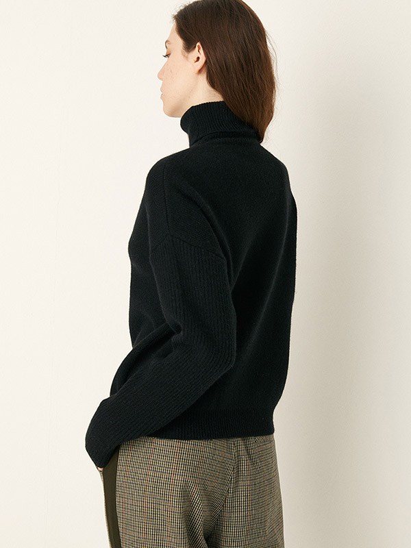 Black Roll Neck Warm and Loose Knit Sweaters