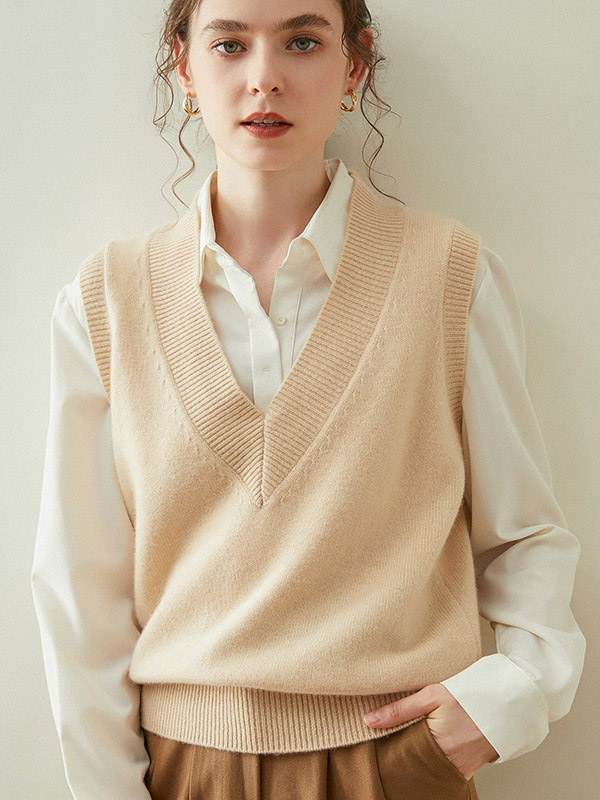 V-neck Heavy Knit Vest in Beige