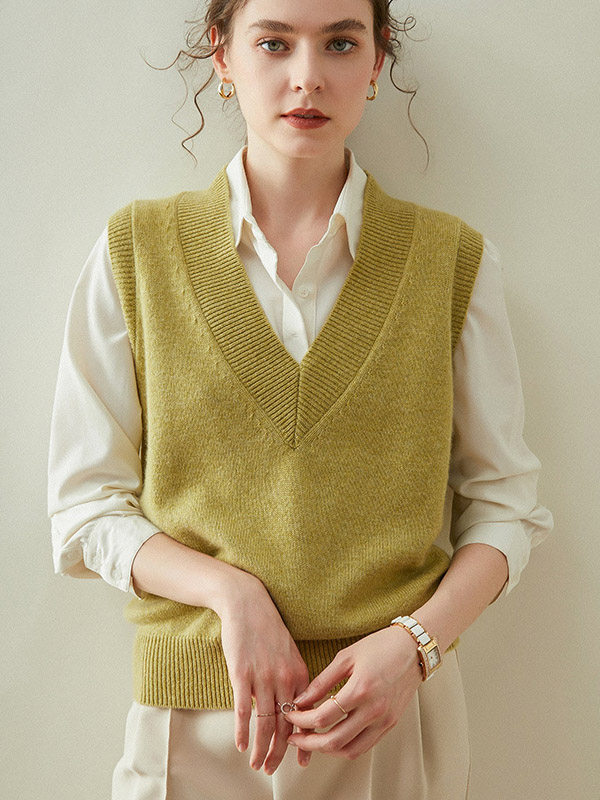 V-neck Heavy Knit Vest in Yellow-Green