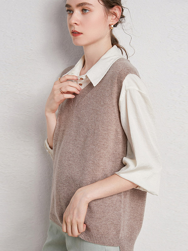 V-neck Wool Knit Vest in Khaki