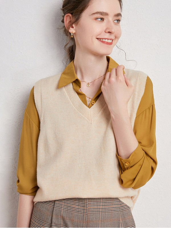 V-neck Wool Knit Vest in Beige